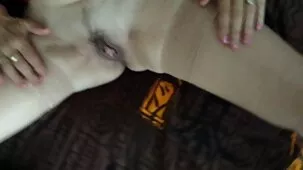 niña de 18 zorras foyando años tuvo que dormir y besar a su medio hermano para comunicarse con sus novias