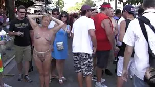 La jugadora de baloncesto Bella Rolland sirve profesionalmente la muyzorras amateur boca y entre las tetas