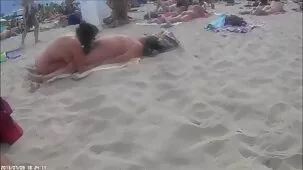 Profesor maduro se folla videos porno en muy zorras a un joven estudiante mientras su esposa pervertida le quita los besos