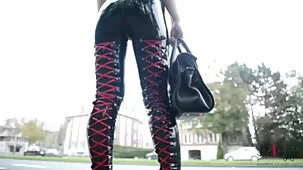 Un joven estudiante besó a la tía de su amigo mientras ella se zorras anal xxx lavaba en el baño y se rociaba el estómago, el pubis y las grandes tetas con esperma jugoso