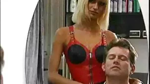 Hombre filmado mamada casera realizada por su amante, chupando muy zorras desvirgadas polla, sin quitarse el vestido