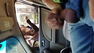 Dos zorras negras xxx afroamericanos besaron a una mujer blanca.