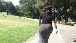 Una mujer acompañada de una amiga se acercó a su marido para ver la televisión juntos, pero durante la visualización comenzó myzorras xxx a masturbar su pene y le sugirió un trío