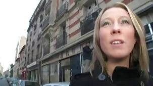 Un hombre muy zorras madre hijo besa a una mujer joven en un video de cámara oculta.