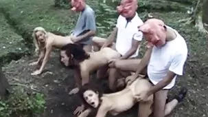 El beso de una videos gratis xxx zorras inocente universitaria detrás de una botella se convierte en una orgía, donde cada chica es follada varias veces