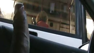 Una esposa pervertida se detiene a cuatro patas para tener sexo anal con su marido en el muy zorras calientes sofá