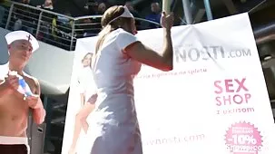 Chica apretada con grandes tetas zorràs naturales HANSELGRETTEL toma una polla después de correr