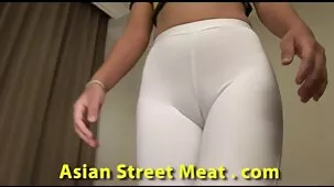 El médico pensó que el orificio de la paciente muy zorras lesbiana era demasiado estrecho y la ayudó con su pene grande