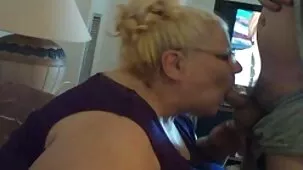 Un zorras x tonto aprende a fumar en la polla de su medio hermano