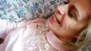 Piel con tetas muyzorrasespañol naturales follando con un hombre en la cama y recibiendo esperma en la boca