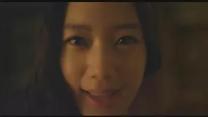 Ciclista conduce negros a todas las grietas muy zorras animales