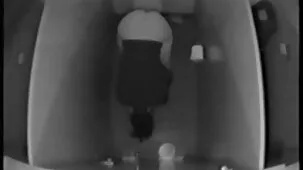 Morena de dieciocho años apenas puede caminar sobre la polla de zorras culonas y tetonas su primer amante