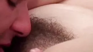 Mientras su marido mira la televisión, una mujer madura chupa la zorras muy zorras en español polla de un joven amante detrás de ella