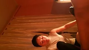 Estudiantes reales casi rompen la mesa de la cocina besándola culiando zorras