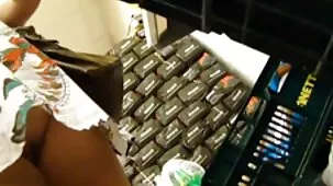 Decidí masturbar las bragas de mi hermanastra, y ella se muy zorras hd dio cuenta y me ayudó con el sexo real