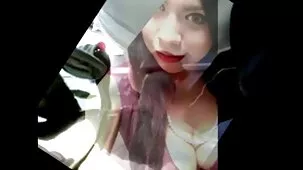 Problemas en medias grises ajustadas que se muestran en la zorras pornografia cámara mientras se moja entre las piernas