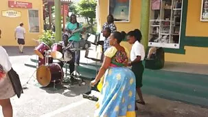 Masajista negra deja que la polla blanca de un calvo entre en su muyzorras caseros coño y culo