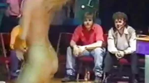 Chico con un miembro enorme se folla un beso en el culo a la esposa de otra persona, después de lo cual, después de quitarse el condón, Toca el esperma en zorras serviporno la boca