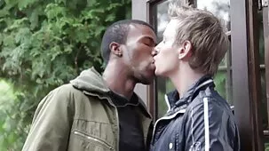 Hombre negro grande y su chica rubia besada en secreto por la noche en el hotel videos xxx con zorras