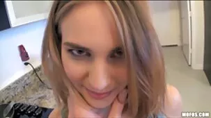 Chica vestida de rojo monta a su muy zorras orgia hermanastro para tener sexo en primera persona