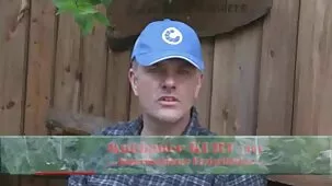 Los nudistas sorras culiando toman el sol, exponiendo su coño afeitado y no muy bajo los rayos del sol