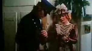 mientras uno de los estudiantes está chupando la polla de un enorme hombre negro en la audiencia un beso de beso, su novia de la universidad está sentada en videos xx muy zorras una silla y tocando su clítoris.