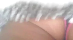 Después de ver a una chica china acariciando eróticamente su clítoris frente a una cámara de video y follando con los dedos besando zorras follando anal su coño, su amiga le espasmo la polla y la obligó a fumar