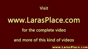 El jefe lamió la crema batida de la vagina de la secretaria y lo besó en la mesa muy zorras pilladas