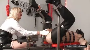 Recogida divorciada de una perra turista desconocida ver muy zorras para sexo y follada en los arbustos por dinero