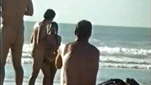 Adolescente tetona en la playa follando con otro por dinero en el muy zorras hd culo beso