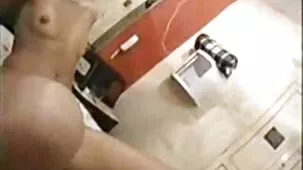 reírse en un lugar público. El niño besó a la rusa Natasha en xxx de zorras la valla después de la talla.