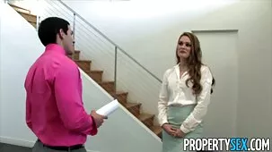 mientras el tipo está hurgando en su teléfono, su novia está follando rápidamente en el baño con el camarero. peliculas xxx muy zorras