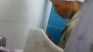 Esposa xxx porno muy zorras rociada con un fuerte beso en el culo