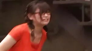 Poniendo a una rubia rubias19 muyzorras de culo en su gran polla, un hombre arruga su ano insertando unos dedos en él.