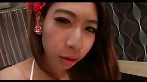 La solitaria estrella de zorras follando gratis Luna lika dejó a sus hijos y esposo para tener sexo con un español