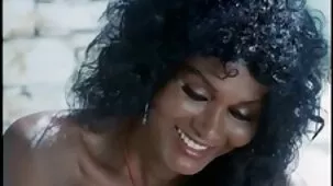 Una mujer rusa con anorexia (37 kg) deja que la polla gorda de su amiga del muyzorras interracial vientre entre en su culo flaco