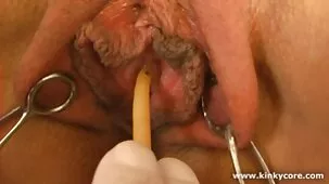 La cámara osetia fácil Ellie Lin juega un beso en el coño y se folla con un pene de goma muyzorras transexuales