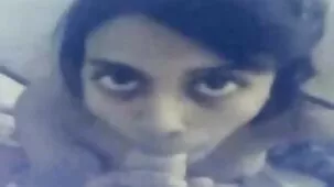 Pezón negro en jeans late en el culo con un nuevo amante y toma puras sorras esperma en la boca